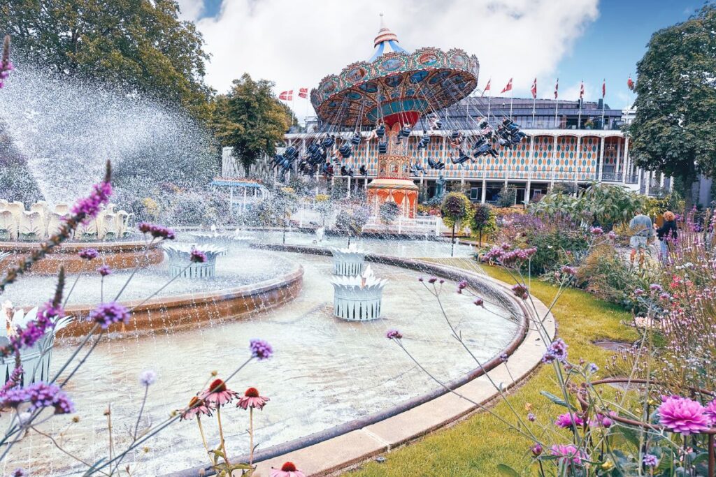 Brinquedo no Tivoli Gardens, em Copenhague