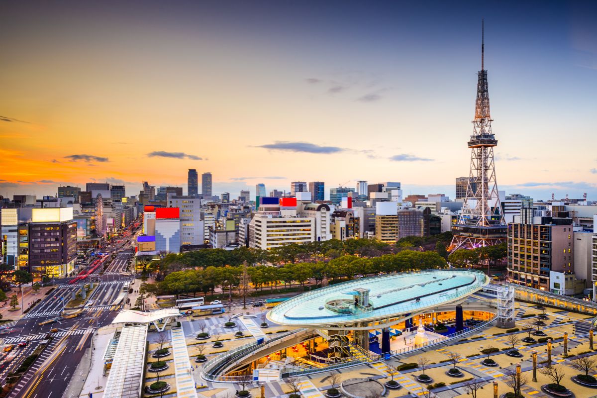 Torre de Nagoya com centro comercial à frente