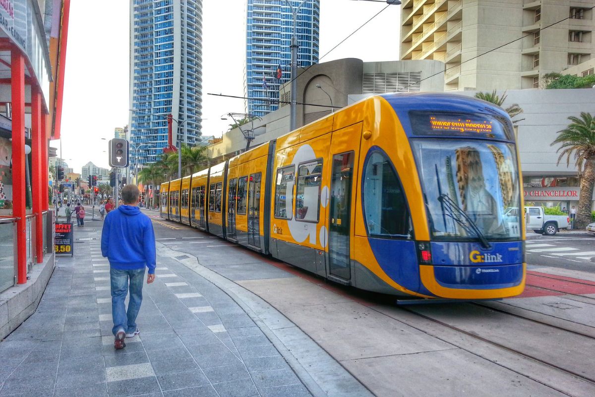 Tram do transporte público da Gold Coast circulando na cidade