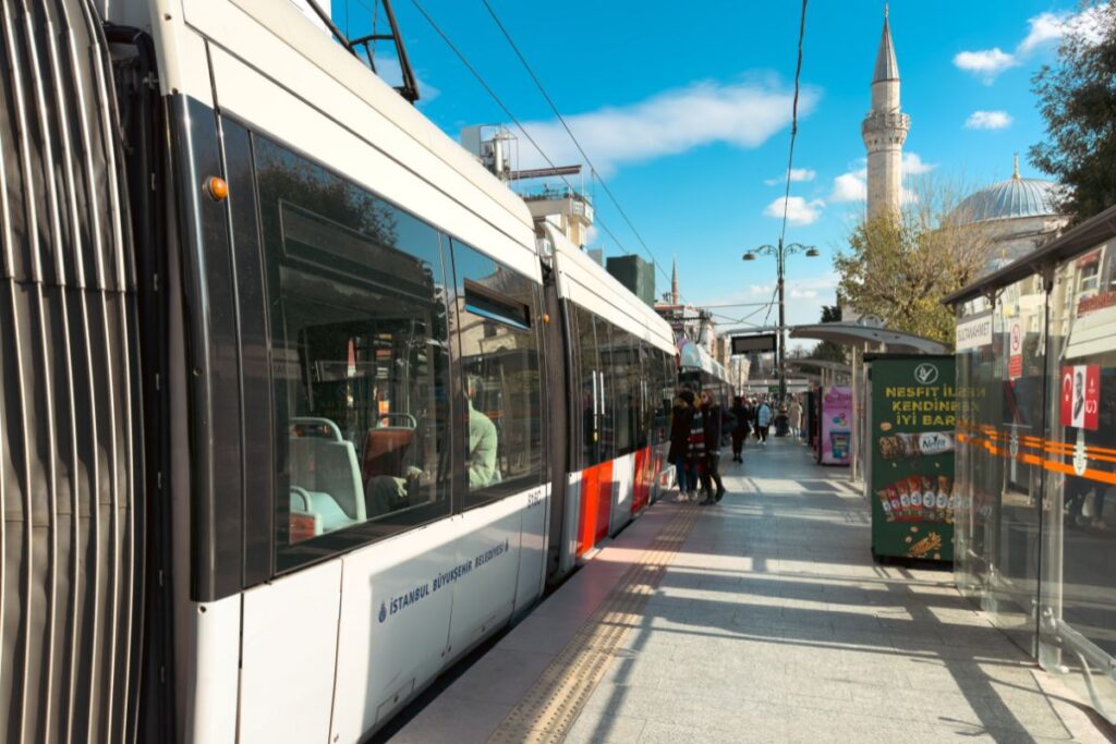 Tram na estação Sultanahmet, em Istambul