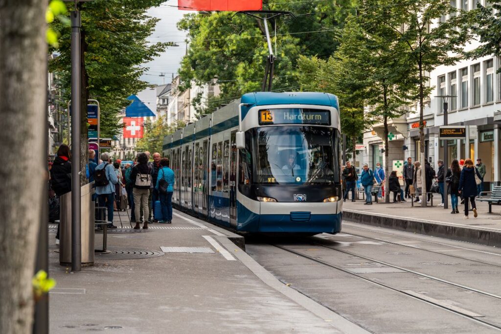 Tram parado em rua de Zurique, na Suíça