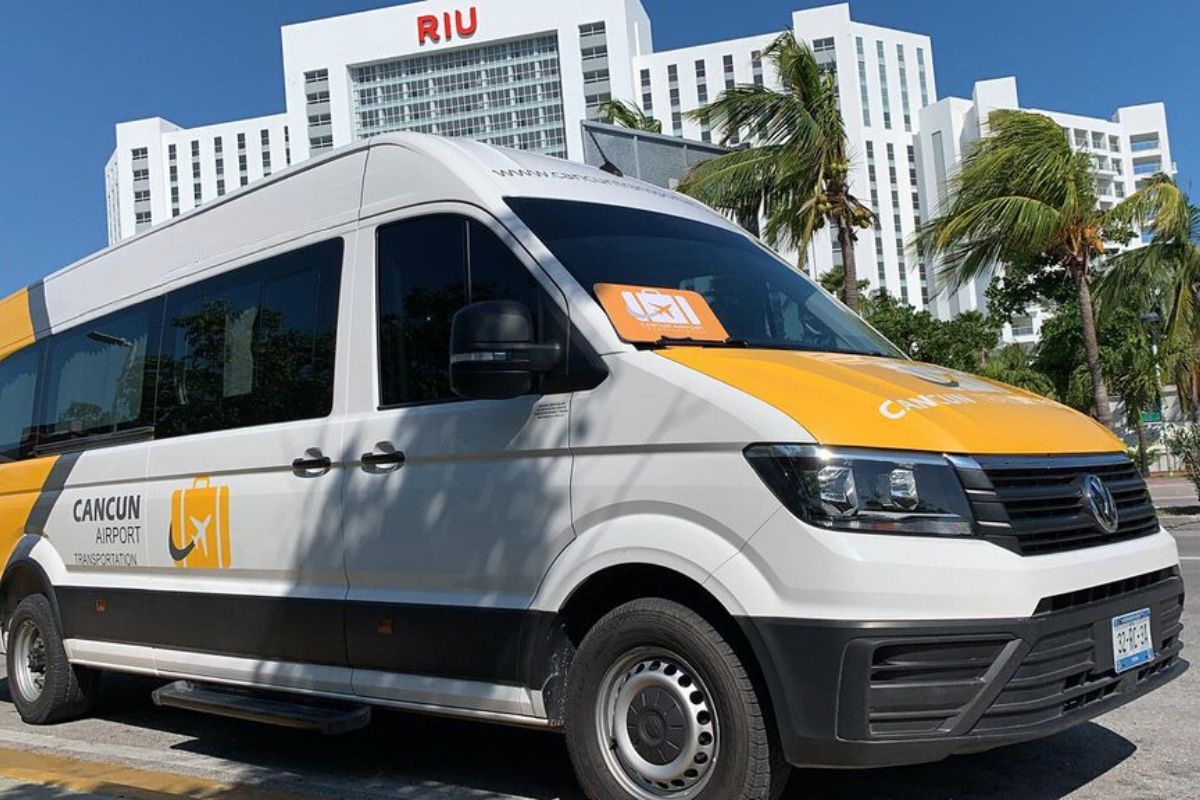 Van operadora de transfer do Aeroporto de Cancún em frente a hotel