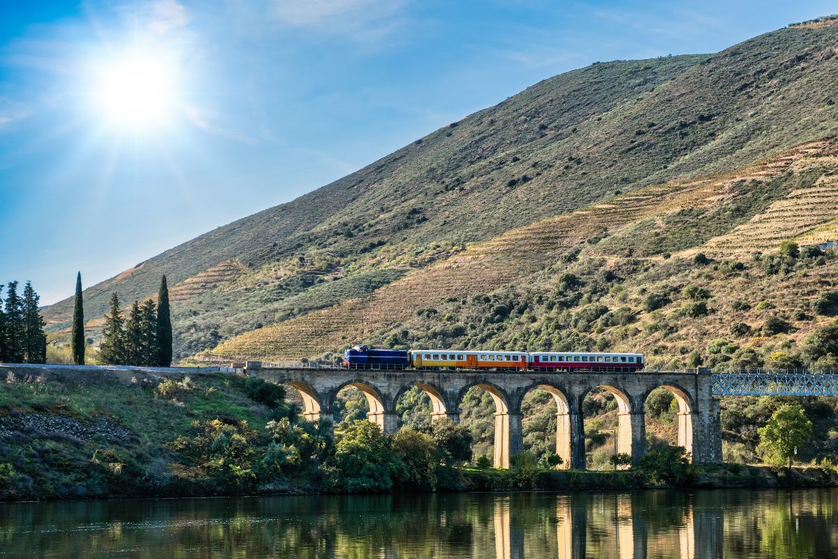 Trem percorrendo ferrovia na região do Douro, Portugal