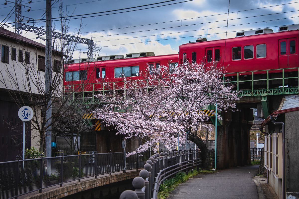 Trens circulando na cidade de Nagoya, Japão