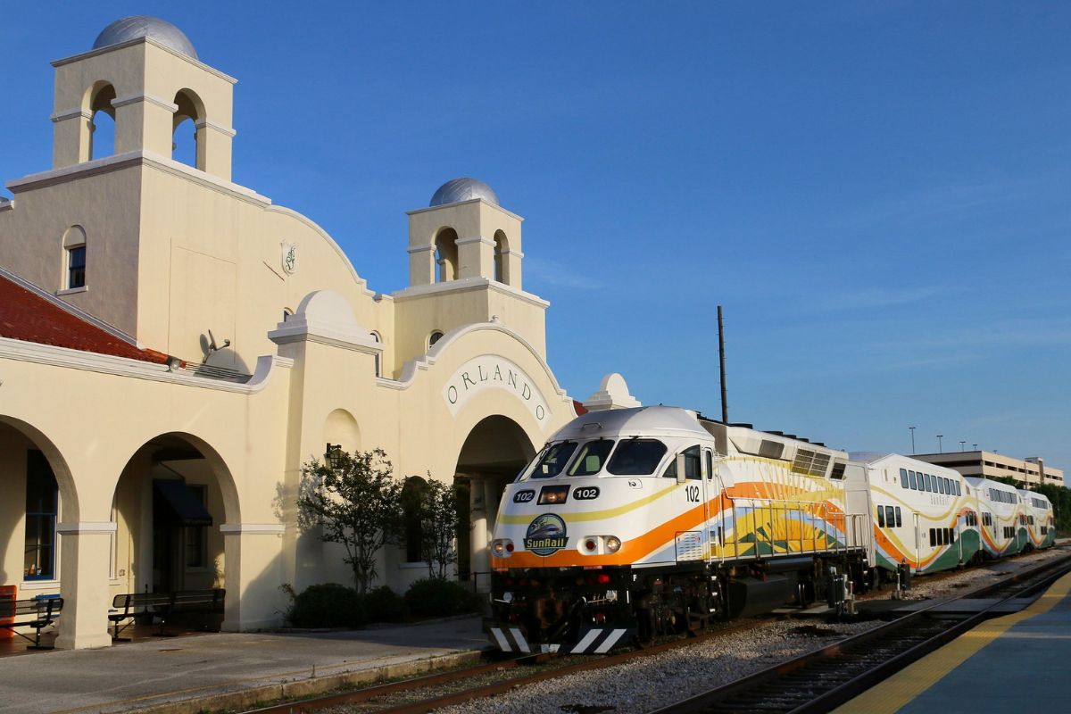 Trem SunRail em frente a uma estação de Orlando