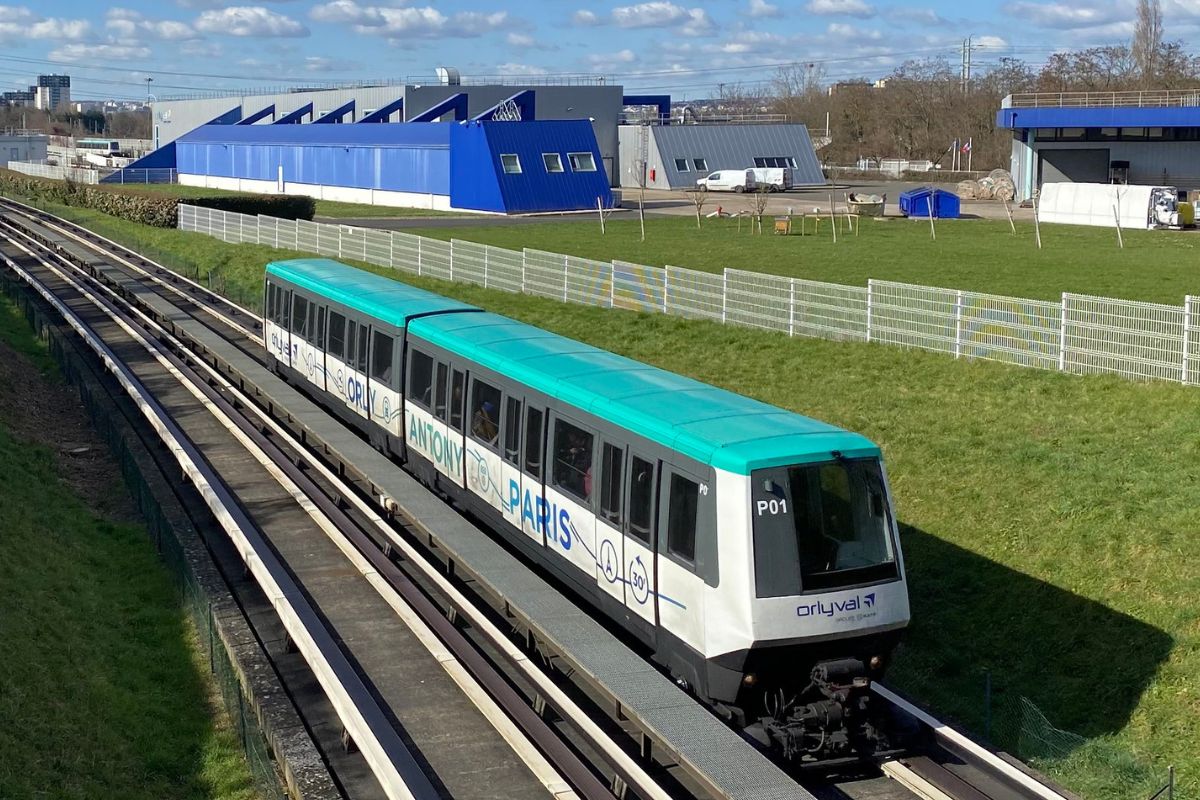 Trem OrlyVal saindo do aeroporto para a estação Antony de Paris