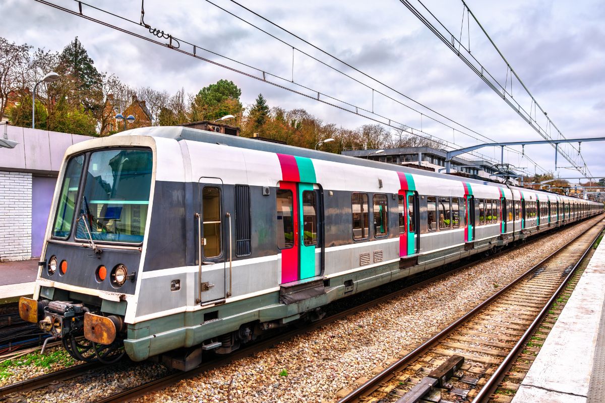 Trem RER de Paris que liga os aeroportos da cidade