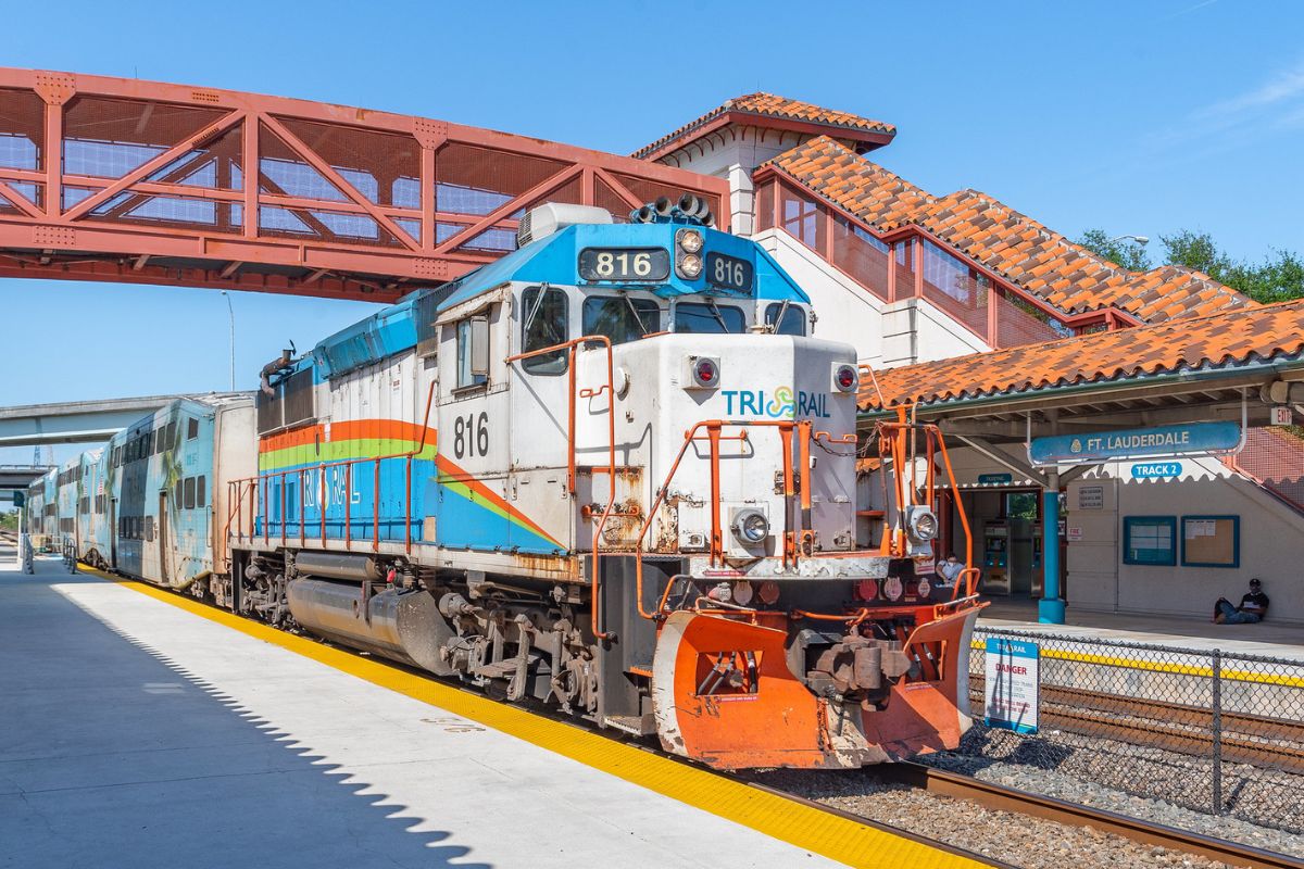 Trem parado na estação Aeroporto Internacional Fort Lauderdale