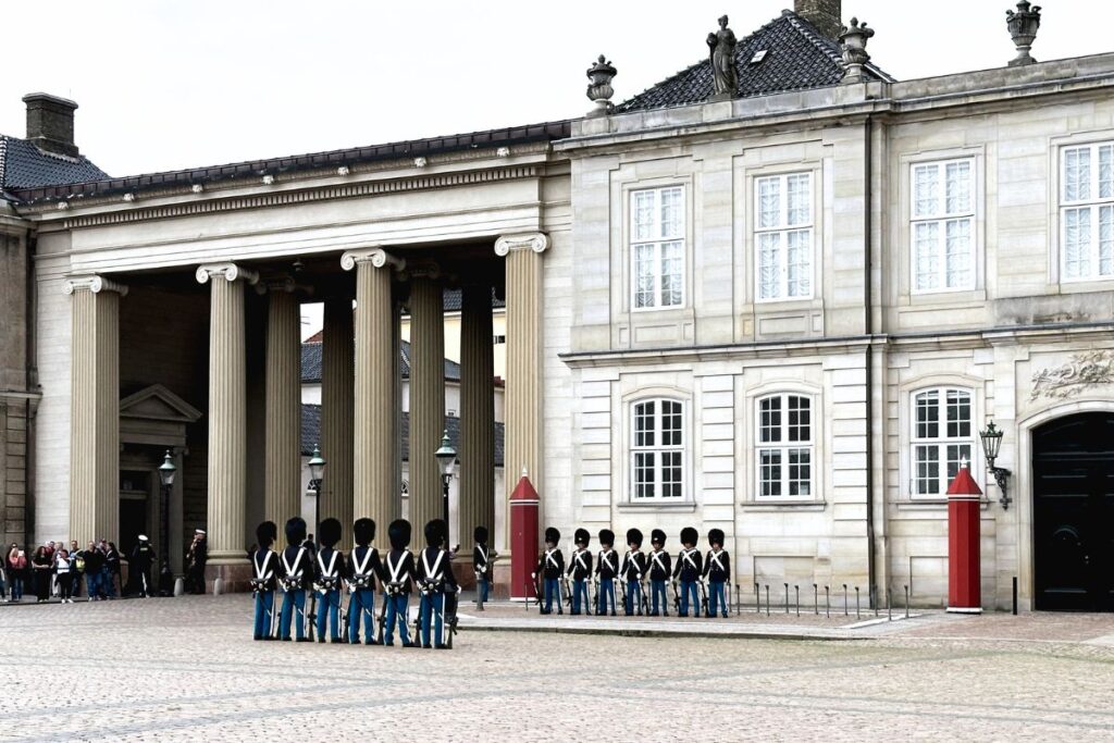 Cerimônia da troca de guarda no Palácio de Amalienborg