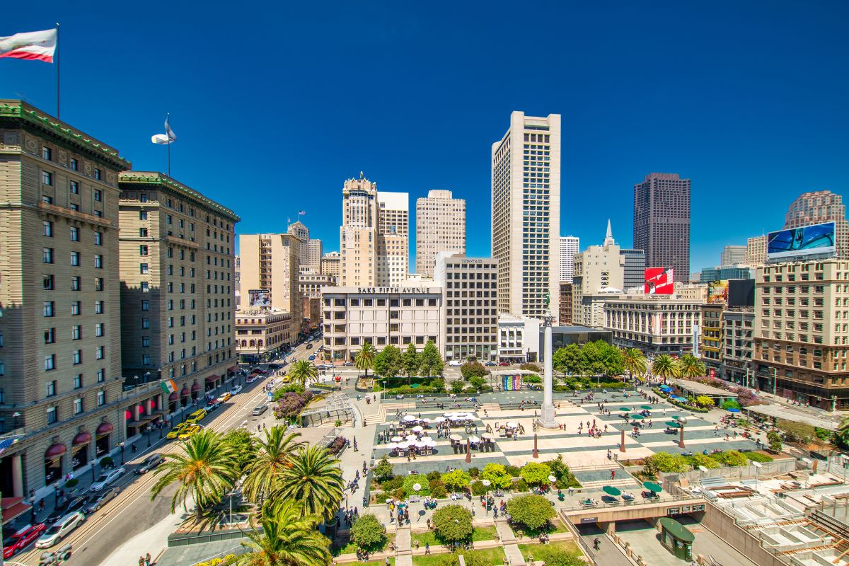 Movimento na Union Square, San Francisco, em dia ensolarado