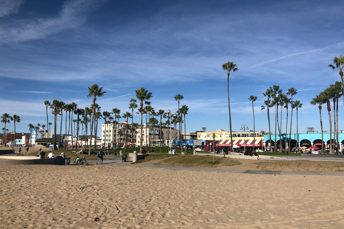 Parte da praia e calçadão de Venice Beach, Los Angeles