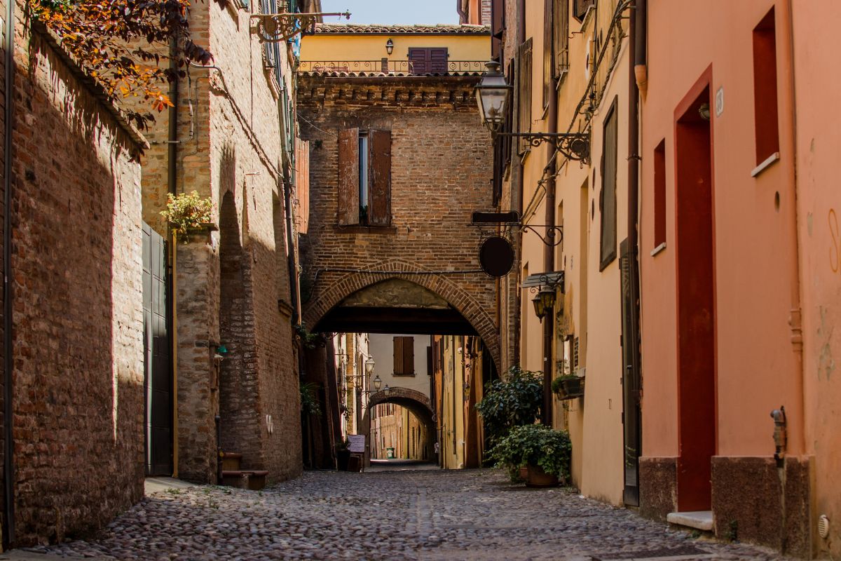 Estreita Via delle Volte, em Ferrara, com edifícios históricos