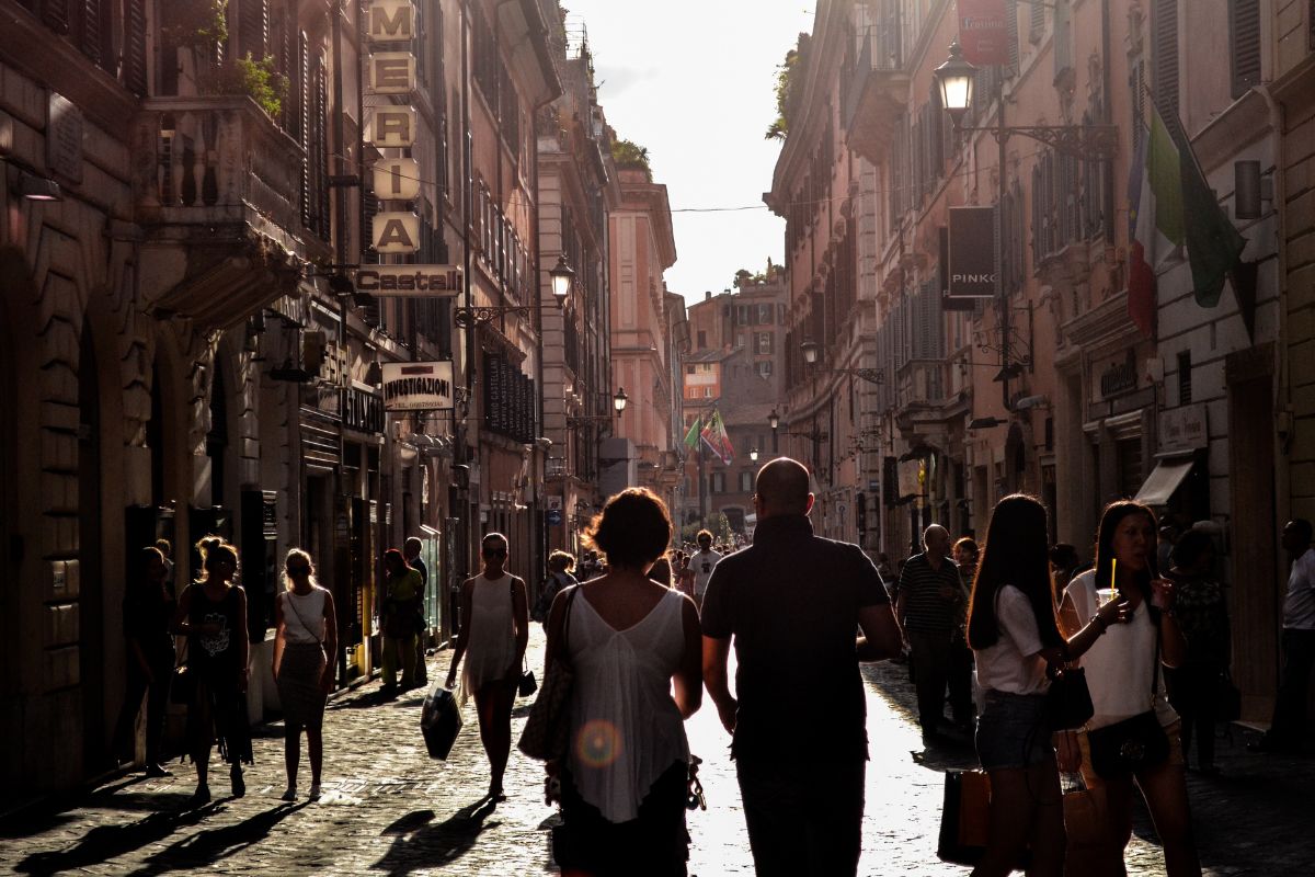 Pessoas caminhando pela Via Toledo, em Nápoles