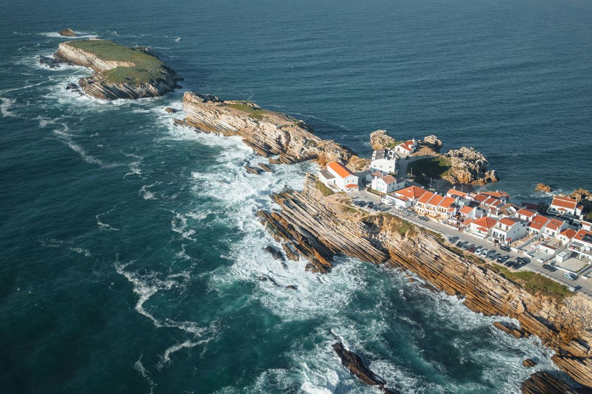 Vista aérea de praia em Peniche, Portugal