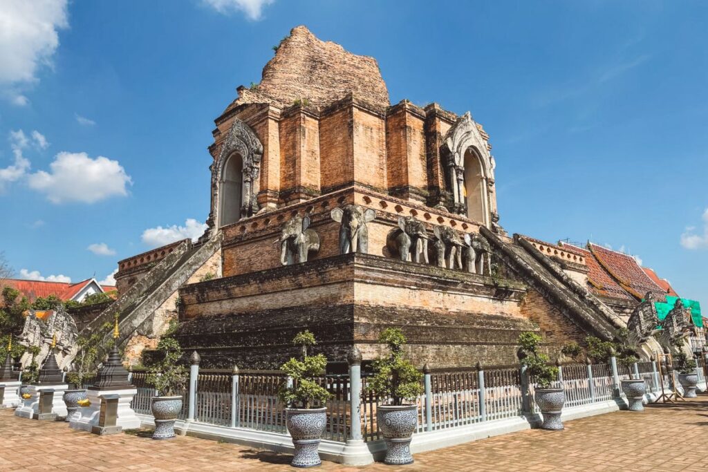 Ruínas da grande chedi no Wat Chedi Luang, em Chiang Mai