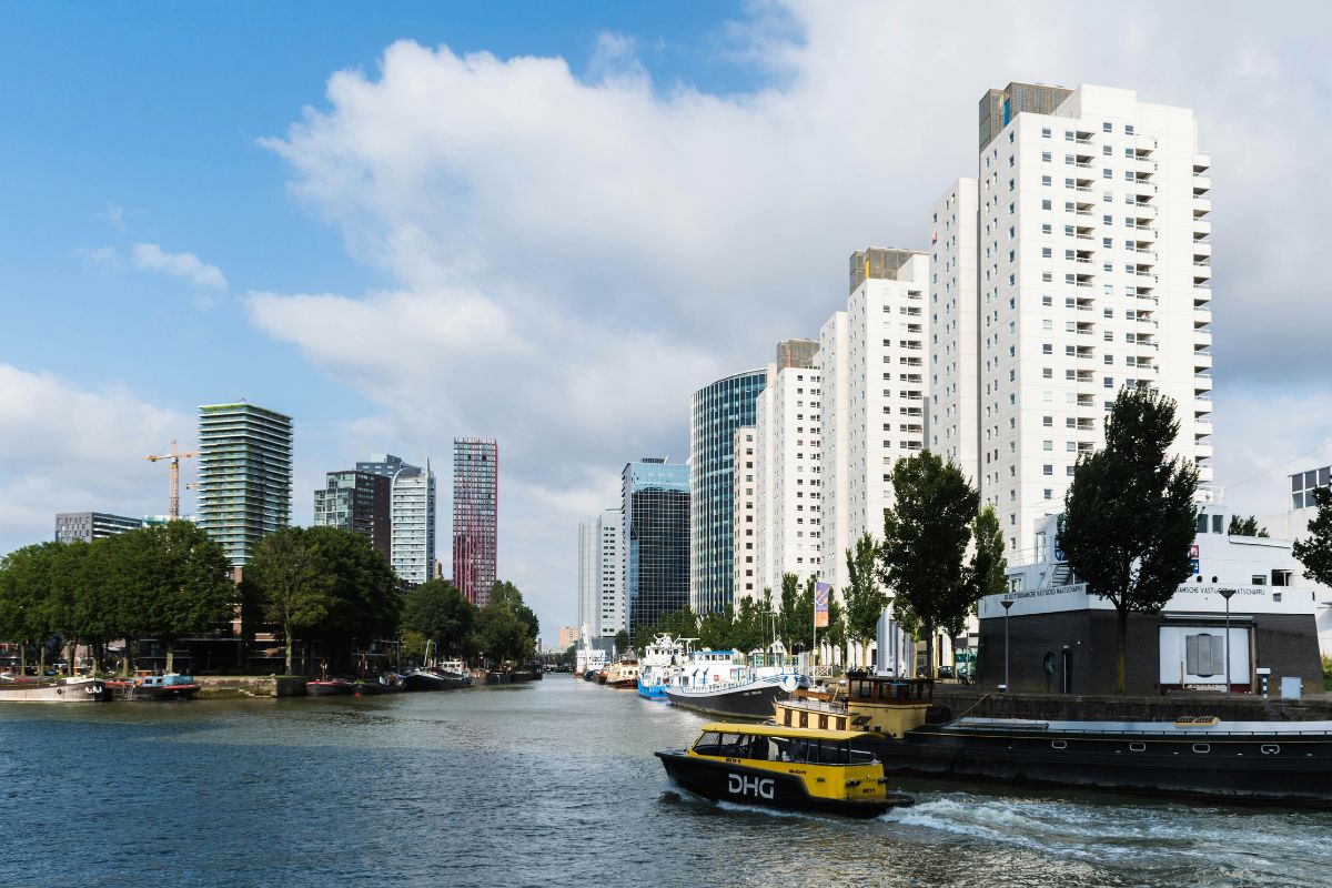 Barco táxi parado em ponto de embarque em Rotterdam