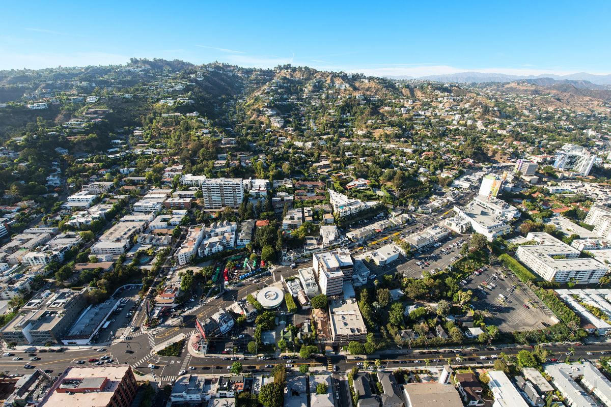 Vista panorâmica da Sunset Boulevard, principal rua de West Hollywood