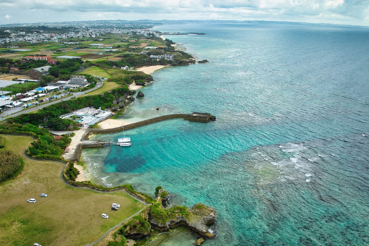 Panorama de praia em Yomitan, Okinawa