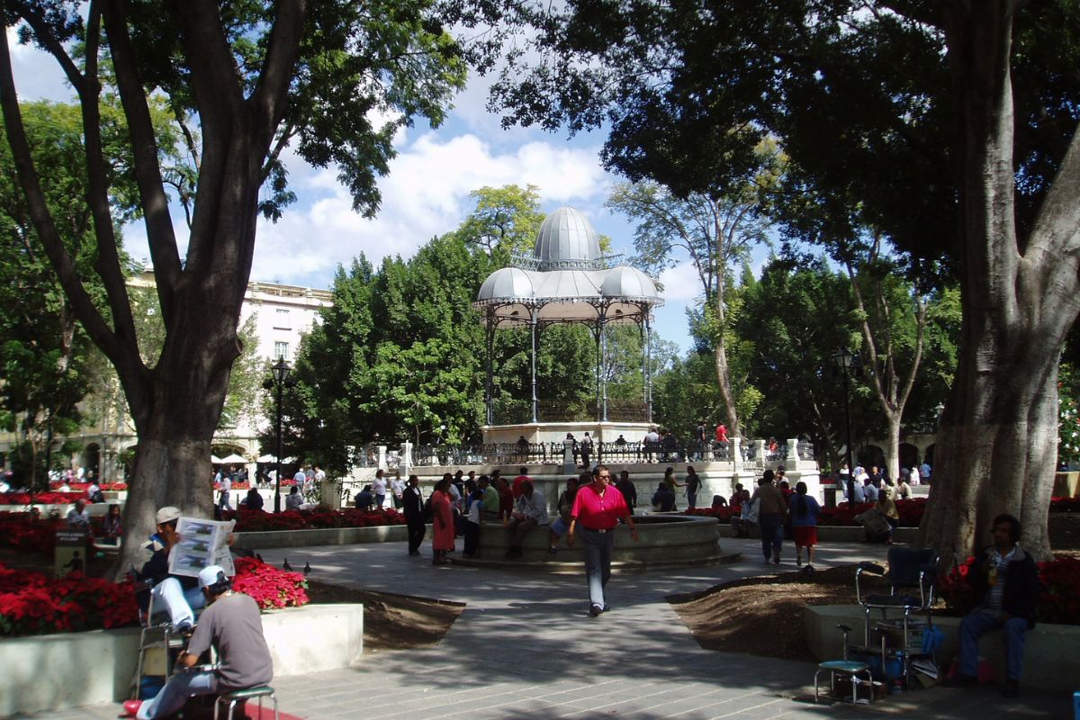 Movimento de pessoas na praça do Zócalo de Oaxaca